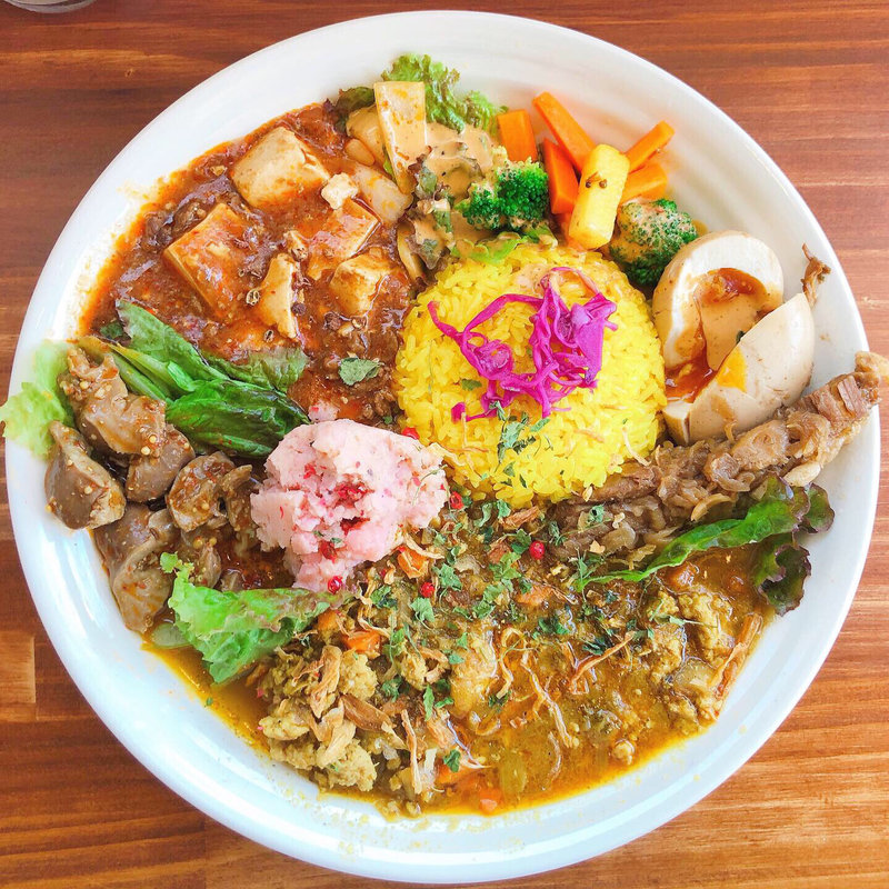 スパイスカレー （トッピング全部のせ）(モネノニワ)