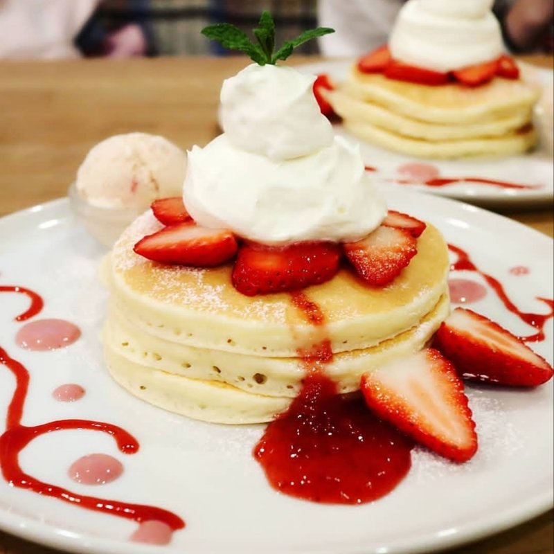 苺と塩生クリームのパンケーキ(パンケーキママカフェ VoiVoi)