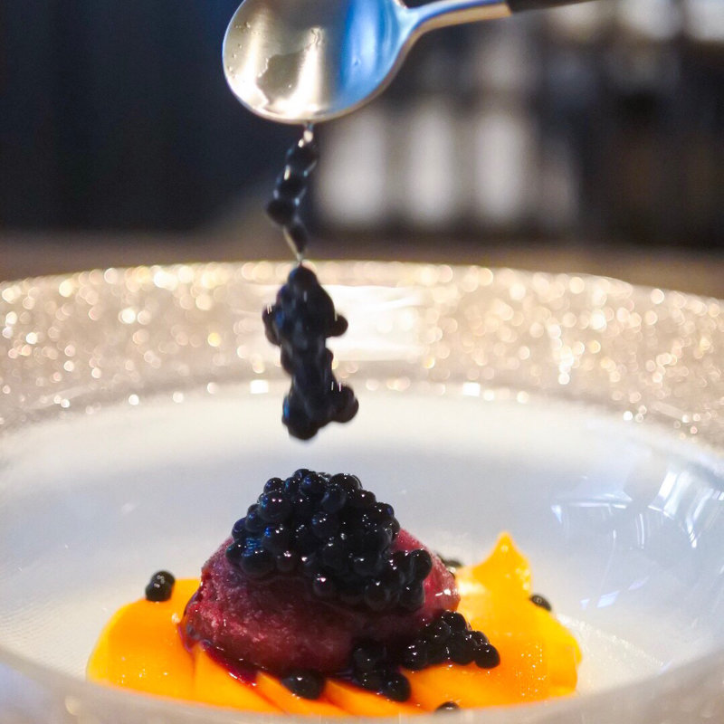 マンゴーたっぷりのマンゴープリン・カシスシャーベット・キャビア添え(Assiette Dessert Maruyama)