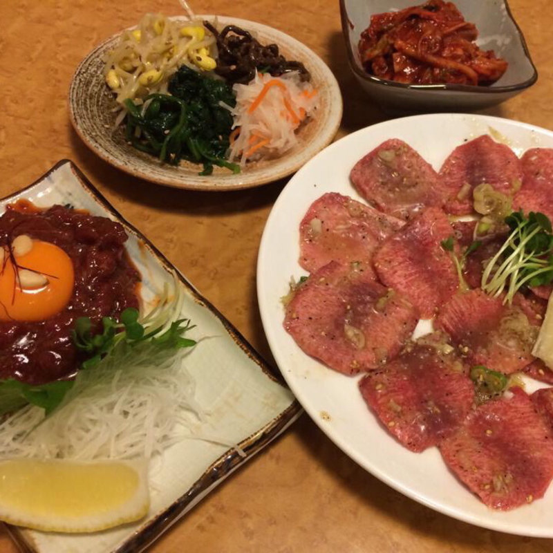 タン塩 桜肉ユッケ(炭火焼肉味楽来)