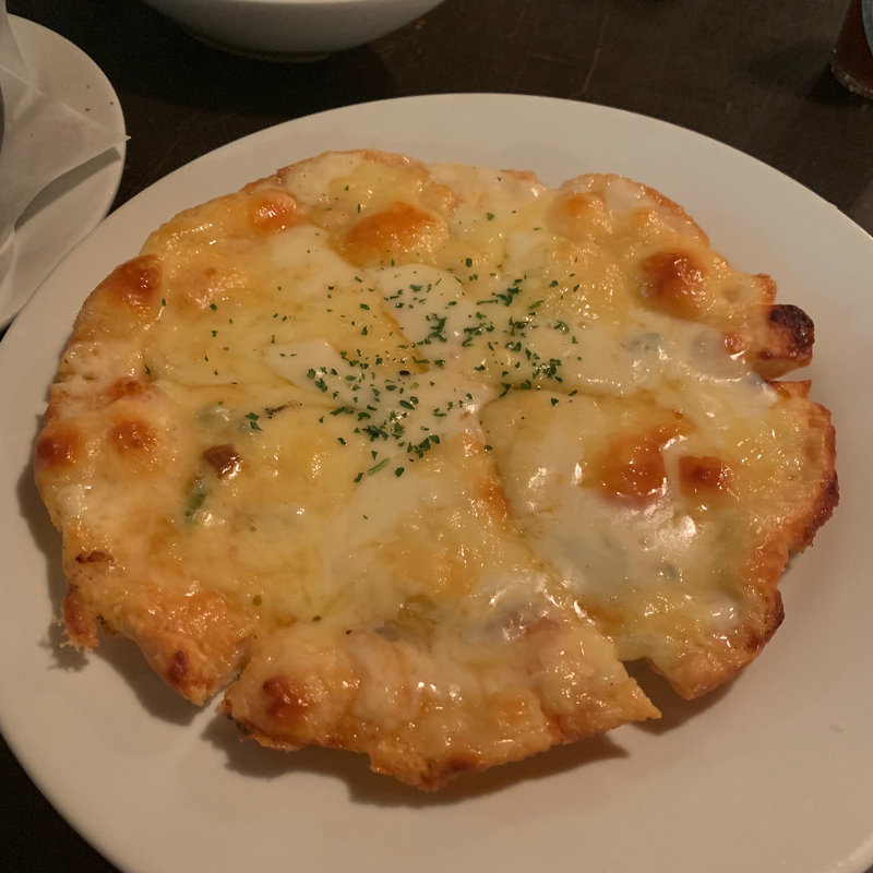 たっぷりチーズのミックスピザ Mサイズ（2～3人前） (どん底)