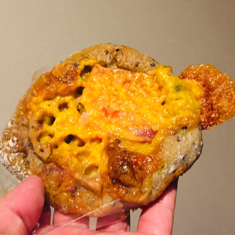 蓮根とチリソースの黒胡麻リュスティック(ルヴァン・パストリー)