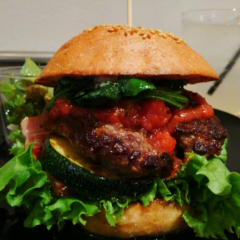ハンバーガー(全粒粉バンズ＋ビーフパティ＋丸ズッキーニ＋ほうれんそう＋グリーンリーフ＋ベーコン＋トマトソース)(milia burger)