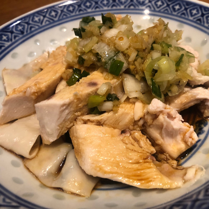蒸し鶏のネギ生姜のせ(香港麺 新記)
