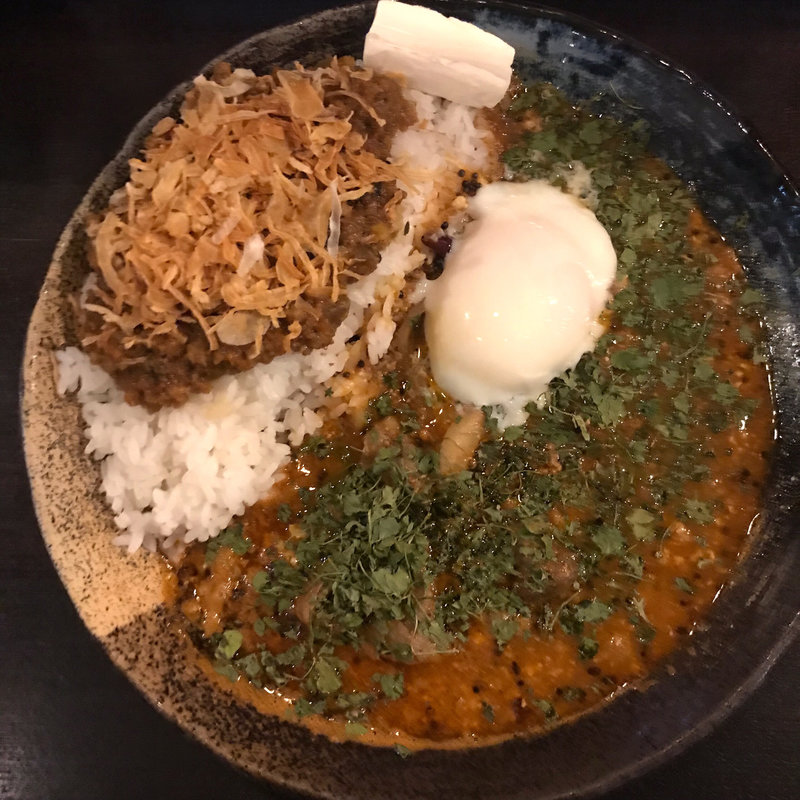 あいがけ 牛すじ+ラムそぼろ+温玉+クリームチーズ(カレーノトリコ)