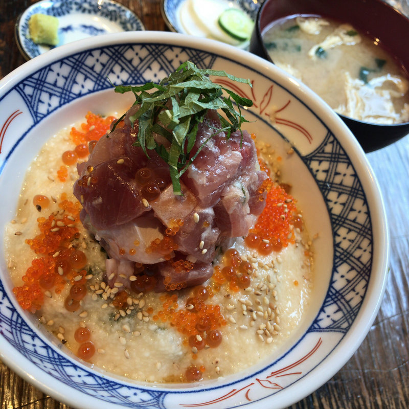 山かけ海鮮丼(魚百（うおぴー） 赤坂出張所)