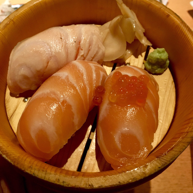 【ノルウェー産】炙り生サーモンと生サーモンにぎり(魚民 浜松南口駅前店 )