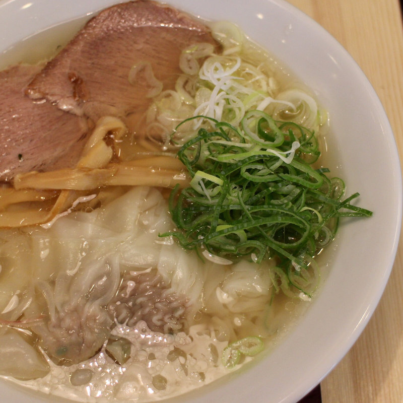ワンタン麺（しろ醤油）(大衆食堂 中華そばとおコメのお店 メシケン。)