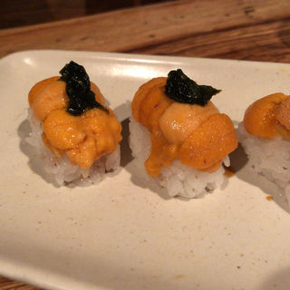 本日のおまかせ握り10貫 中トロ、赤身、ウニ、イクラ、芽ネギ、小肌、カワハギ、ノドグロ、ボタンエビ、穴子(いっき )