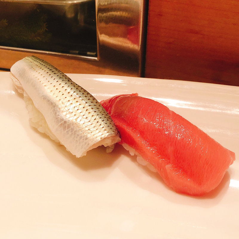 小肌と中トロの握り(鮨の与志喜)