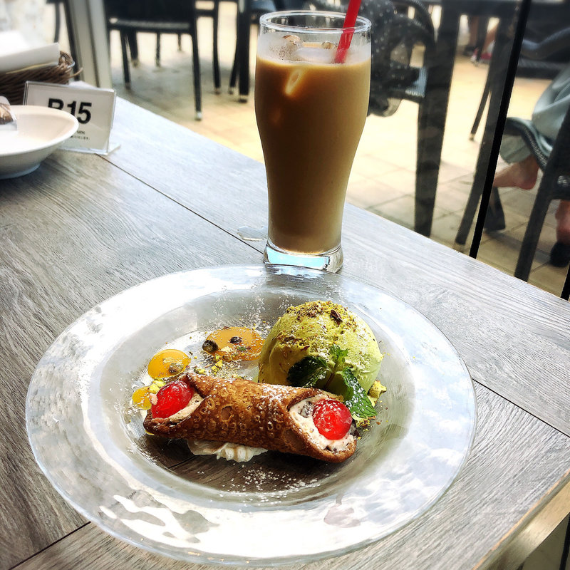 カンノーロ&ピスタチオアイスクリーム(Trattoria Pizzeria LOGiC MARINA GRANDE)