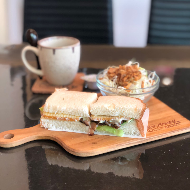 スモークチキンとスモークチーズのサンドイッチ+ブレンドコーヒー(ろうへるん)