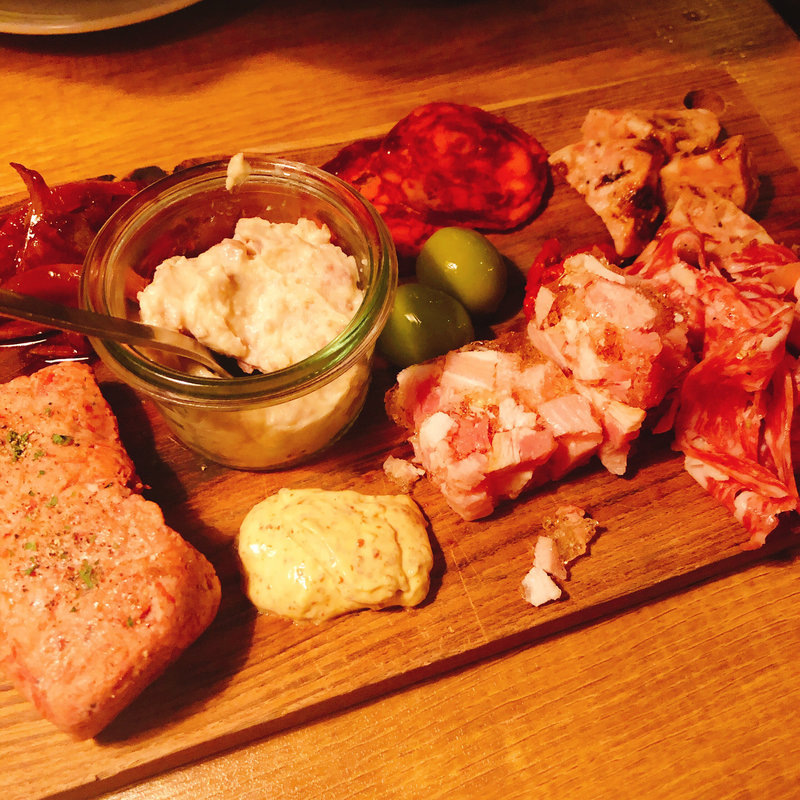 お肉屋さんのシャルキュトリー盛り合わせ(ワインの酒場。ディプント池袋東口店)