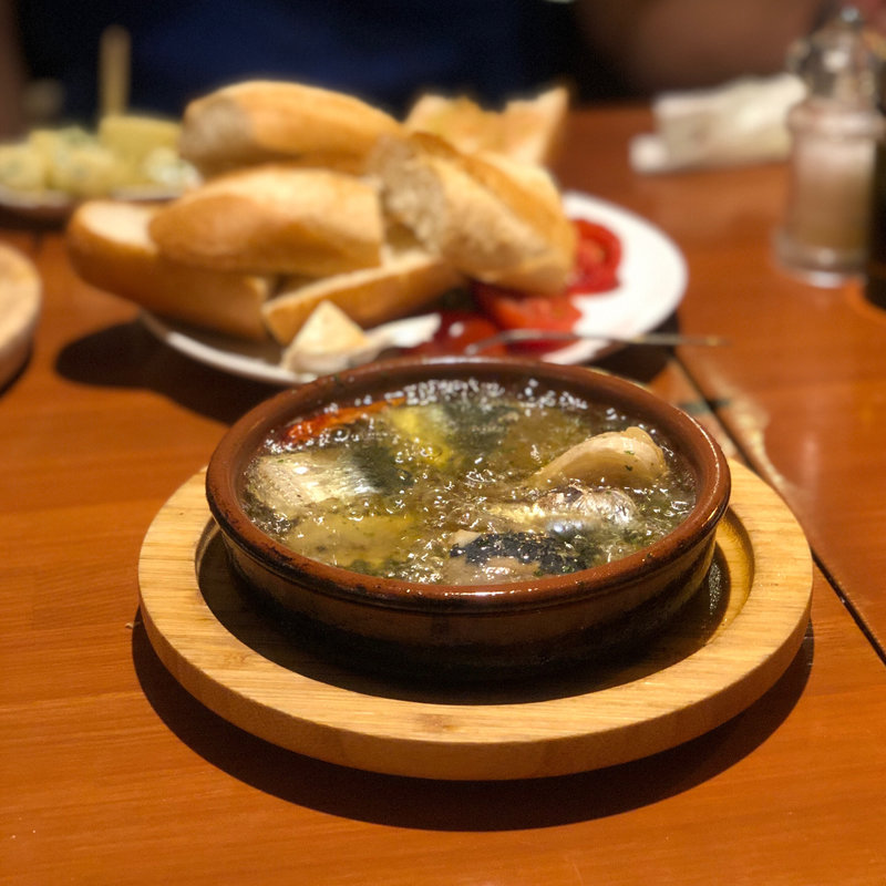 イワシのアヒージョ、バケット(トレス)