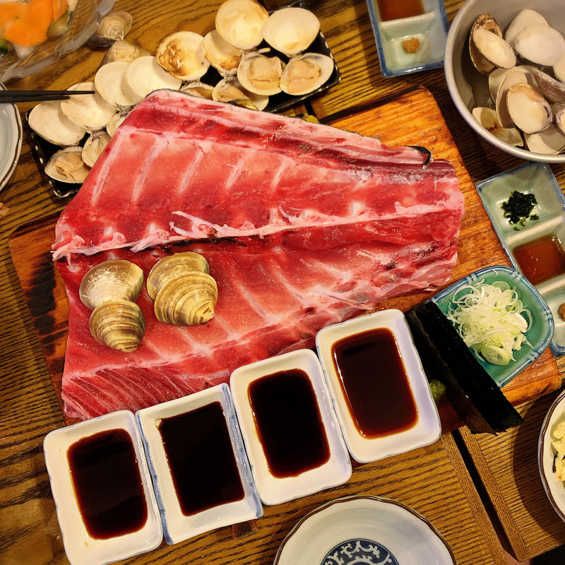 はまぐりの貝殻で取る「本マグロ」中落ち(はまぐり屋串左衛門)