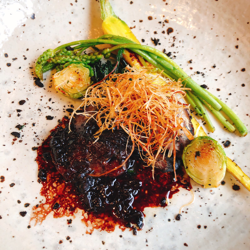 マグロ頬肉の藁焼き  さっぱり黒酢ソース(ケンゾー エステイト ワイナリー 広尾店)