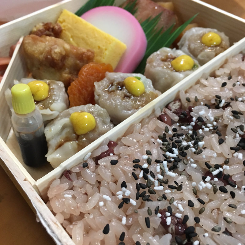 新元号記念 令和 お赤飯 シウマイ弁当　960円（期間限定）(崎陽軒 二俣川相鉄ライフ店 )