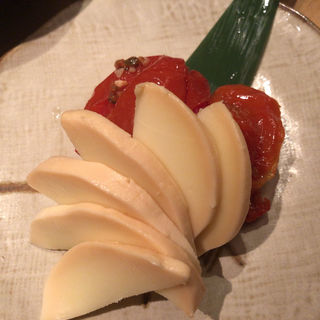  味噌漬モッツアレラとセミドライトマトのカプレーゼ(酉玉 神楽坂)