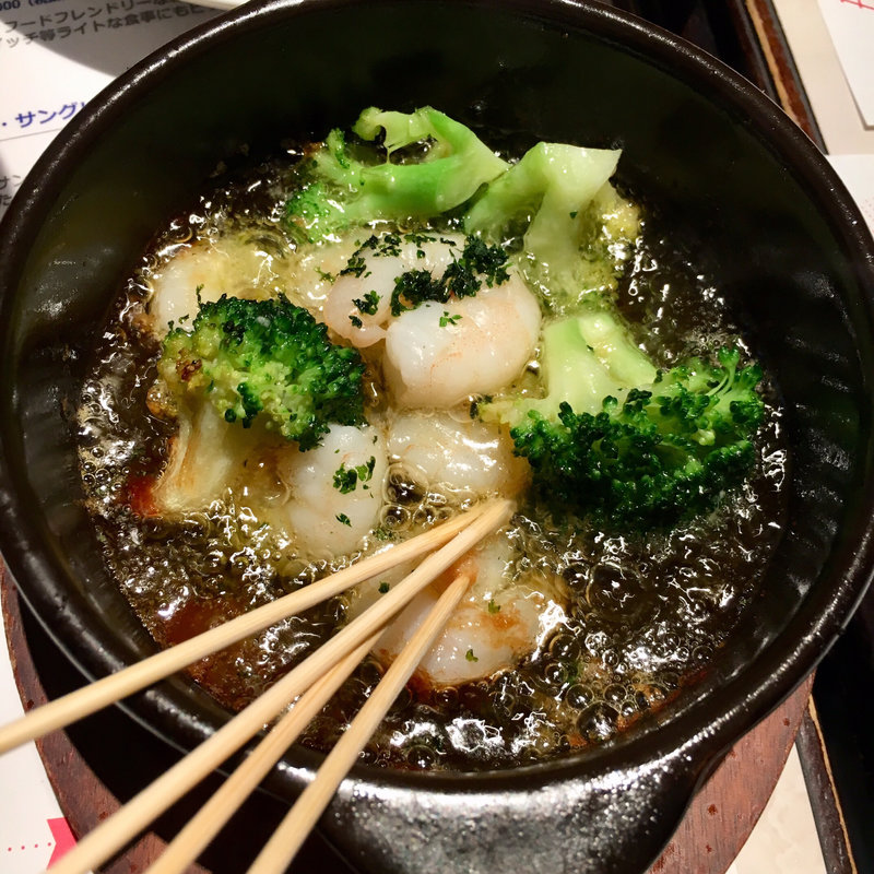 エビとブロッコリーのアヒージョ(パールヴィータ)