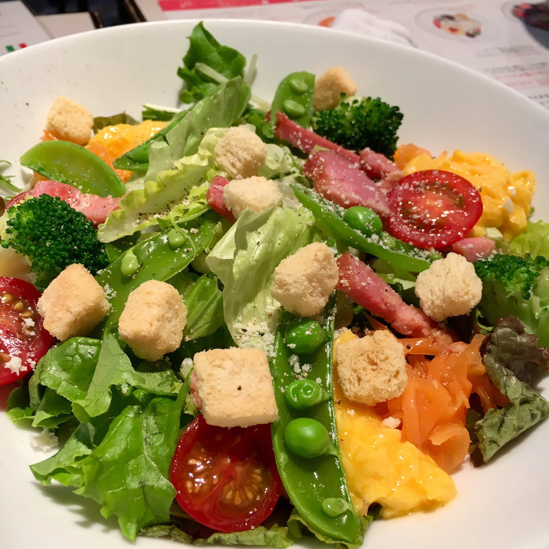 季節野菜ととろっとスクランブルのシーザーサラダ(パールヴィータ)