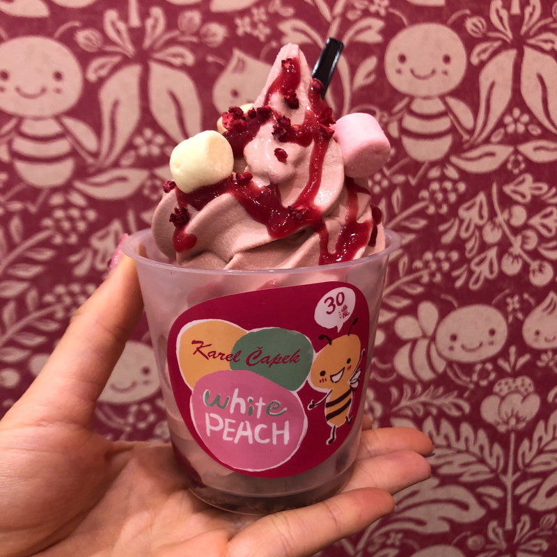 濃厚ルフナ紅茶白桃ソフトクリーム(カレルチャペック紅茶店 ルミネ北千住店)
