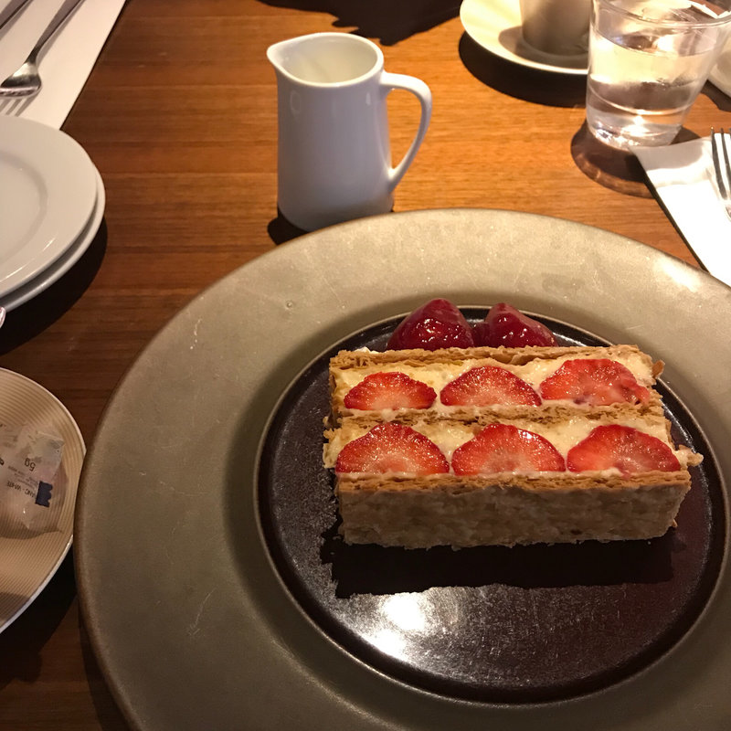 苺のナポレオンパイ(カフェ＆ラウンジ Anjin 代官山蔦屋書店)
