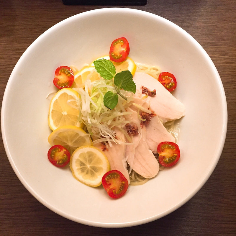 冷やしレモンまぜそば〜カシスマスタード鶏レアチャーシュー〜(フスマにかけろ 中崎壱丁 （麩）)