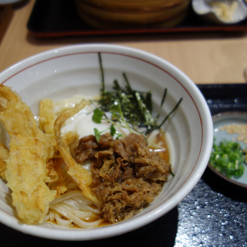 肉玉ごぼう天ぶっかけ(冷)(能古うどん 天神ビル店)