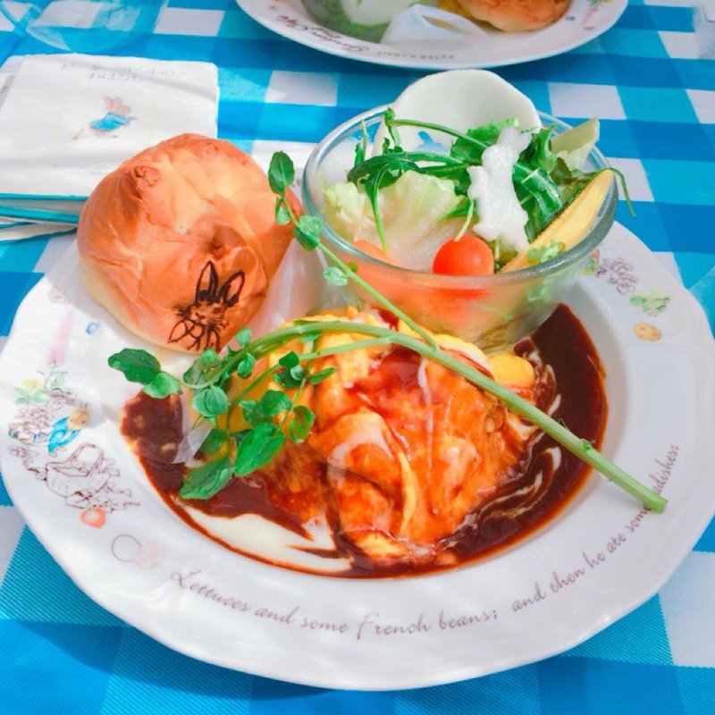 ねむねむサラダプレート・デミグラスオムライス(ピーターラビットガーデンカフェ 自由が丘)