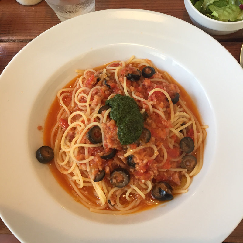 トマト味(チョリソーと黒オリーブ、バジル添え)(ダ・パスタミスタ)