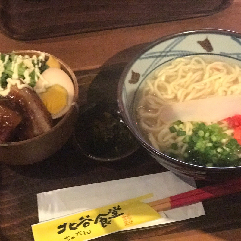ソーキすばとラフテー丼(北谷食堂 末広町店)