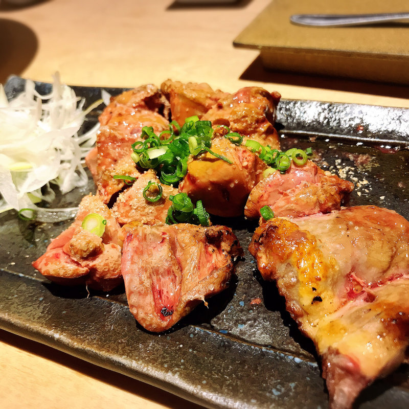 53℃肝とハツの炙り刺し(ハイボール酒場　ともすけ　博多店)