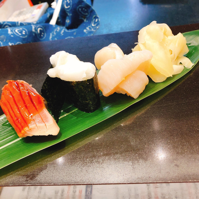 （右）二階建て生ほたて(立食い寿司 根室花まる 銀座店)