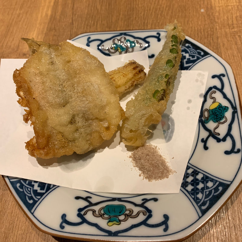 稚鮎とタラの芽の天婦羅(UONOSU)