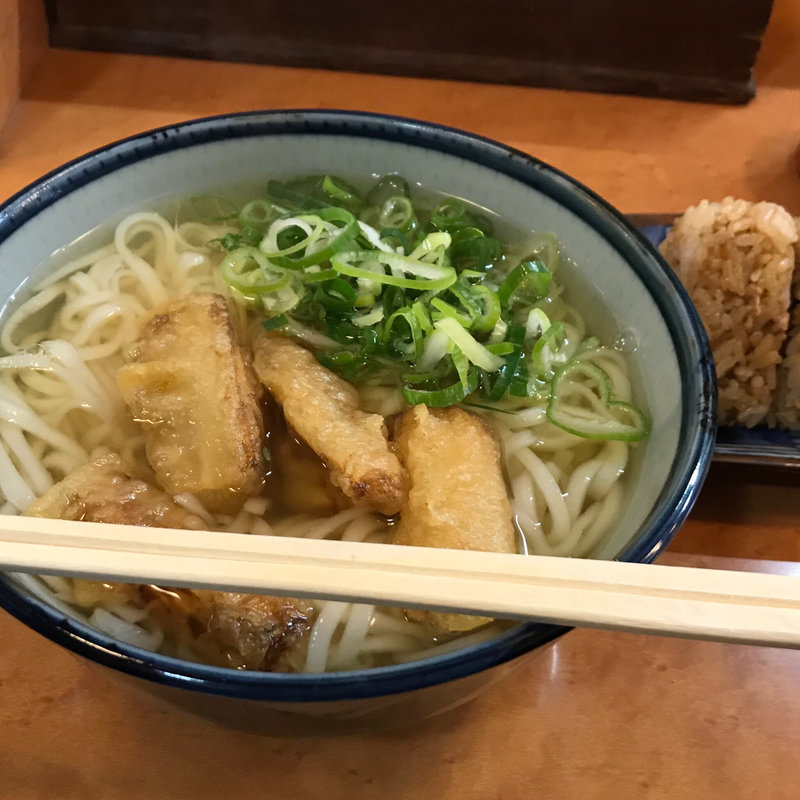 ごぼう天うどん かしわおにぎり(麺工房なか)