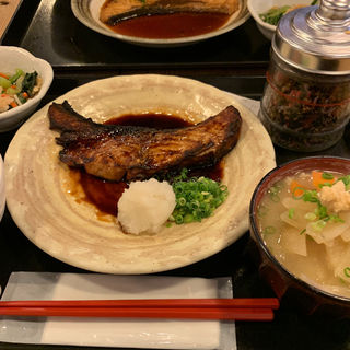 ブリ照り焼きと豚汁小(梅山鉄平食堂 )