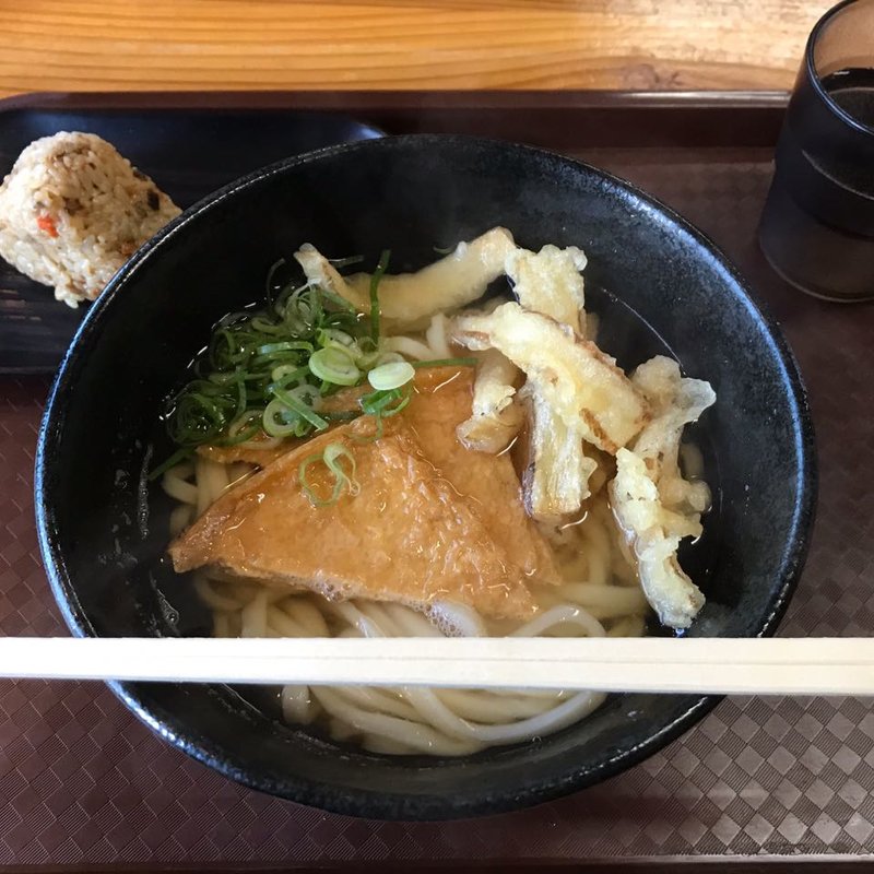ごぼう天うどん（キツネ無料トッピング） かしわおにぎり(うどん研究所 麺喰道)