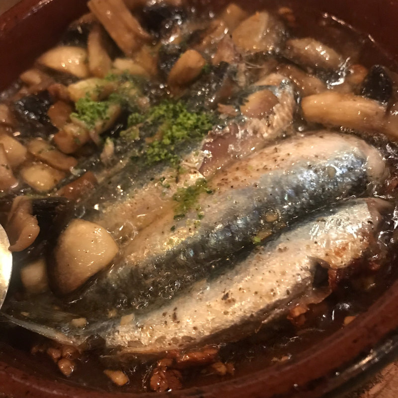 マッシュルームとイワシのアヒージョ(スペインバル ファロル)