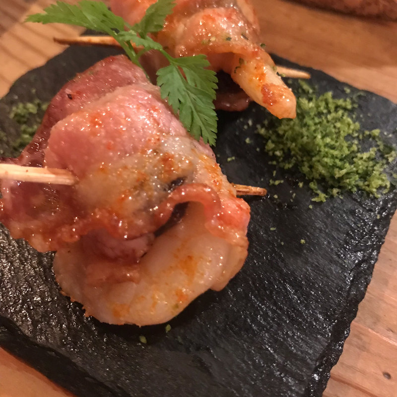 海老、デーツのベーコン巻きピンチョス(スペインバル ファロル)