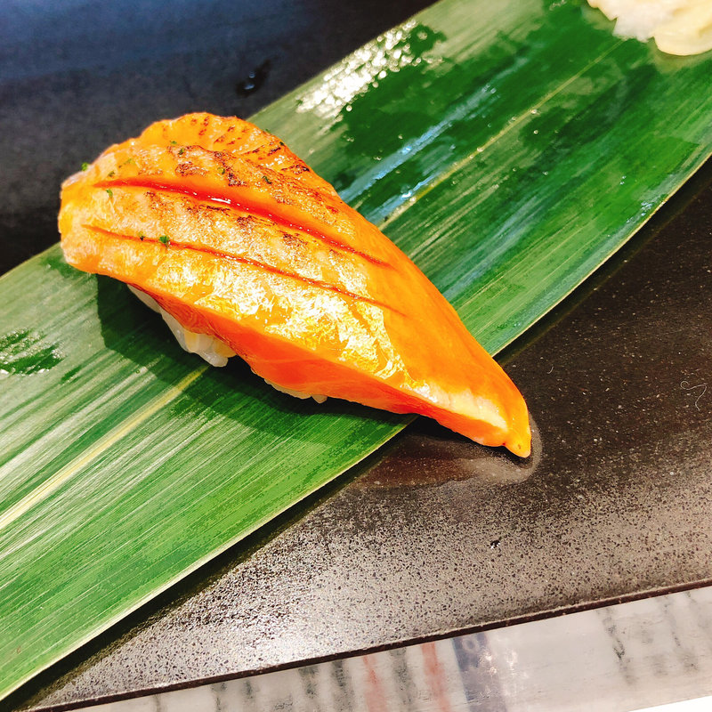 炙りトロサーモン焦がし醤油握り(立食い寿司 根室花まる 銀座店)