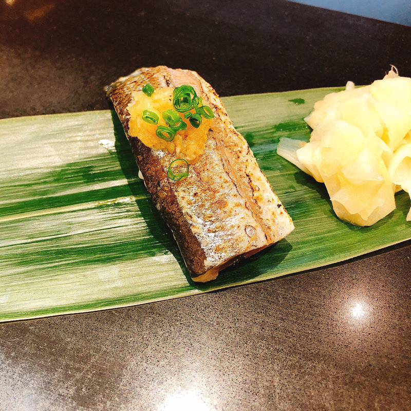 炙りさんま(立食い寿司 根室花まる 銀座店)