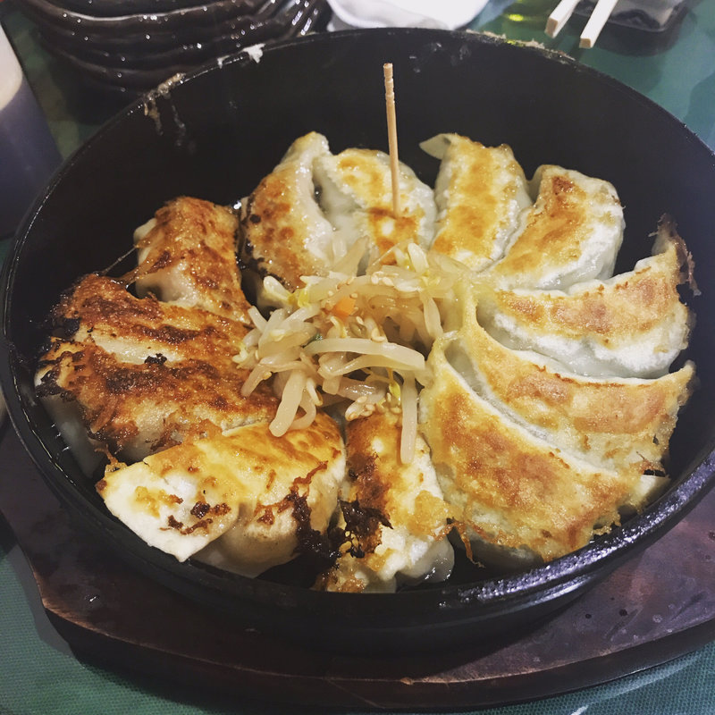 盛り合わせ鉄鍋餃子(餃子大使)