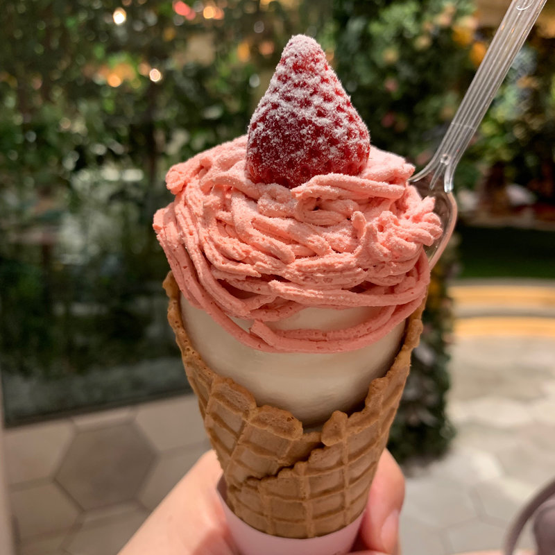 ソフトクリームストロベリー(FRUIT PICNIC 原宿表参道店)