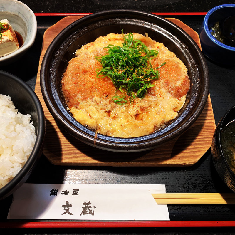 豚ロースカツの卵とじ定食(鍛冶屋 文蔵 神田錦町店)