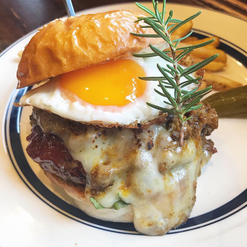 粗挽きキーマカレー&エッグチーズバーガー(アンバープレイス)