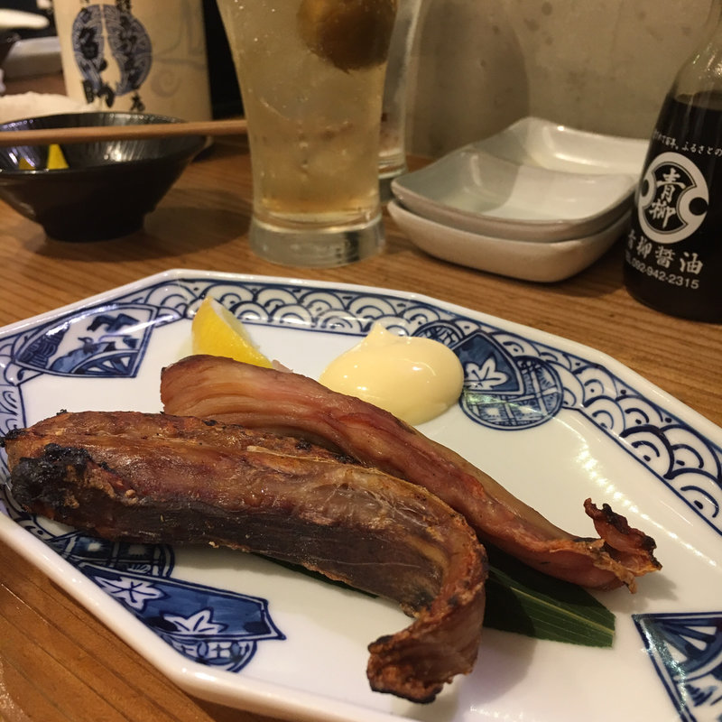 厚切りと感動のエイヒレ炙り(長浜鮮魚卸直営店 博多 魚助)