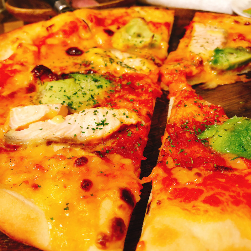 アボカドとサーモンのピザ(肉バル×ワイン ジカビヤ 東陽町店)