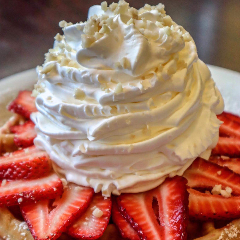 ストロベリーホイップクリームワッフル(Eggs 'n Things 原宿店)