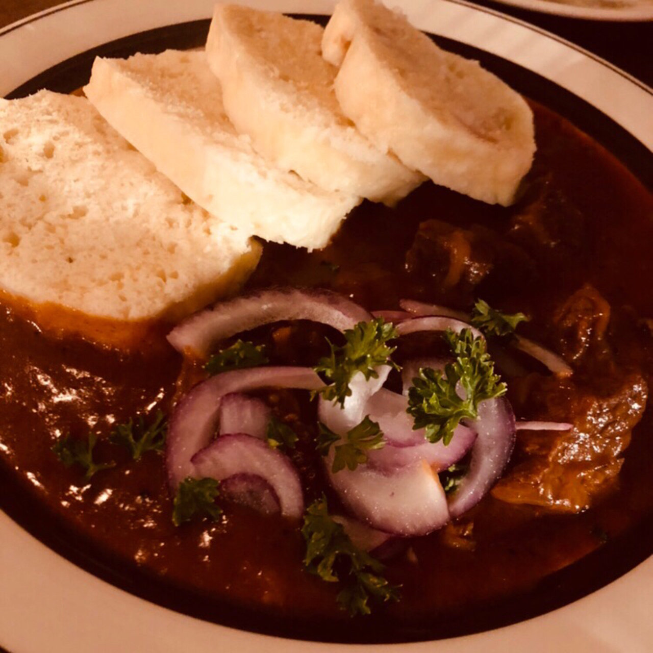 ホヴェージーグラーシュ 牛肉とパプリカのシチュー とクネドリーキ チェコの茹でパン Sedmikrasky の口コミ一覧 おいしい一皿が集まるグルメコミュニティサービス Sarah