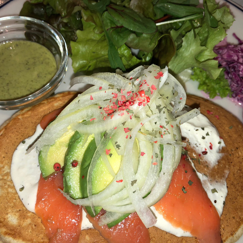 アボガド＆サーモンパンケーキ(J.S. PANCAKE CAFE 町田モディ店)